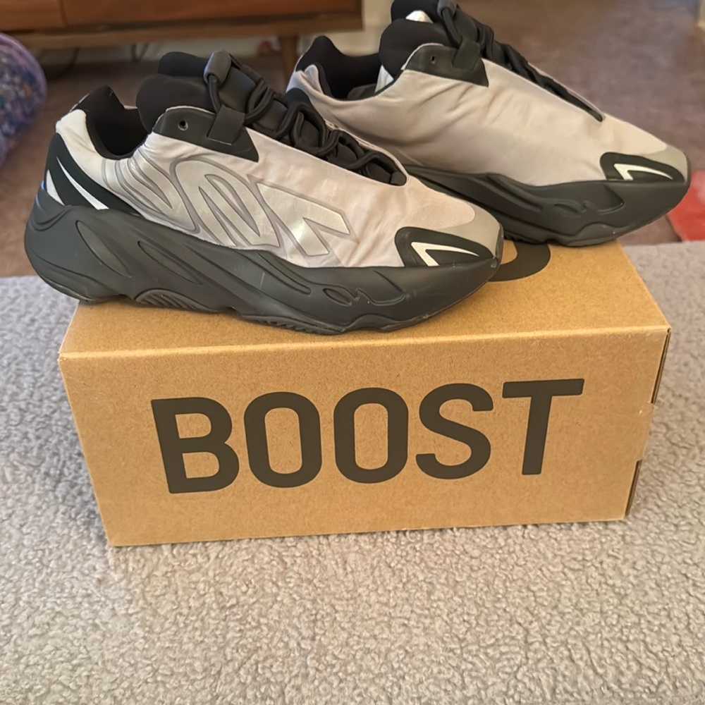 Yeezy Boost 700 MNVN